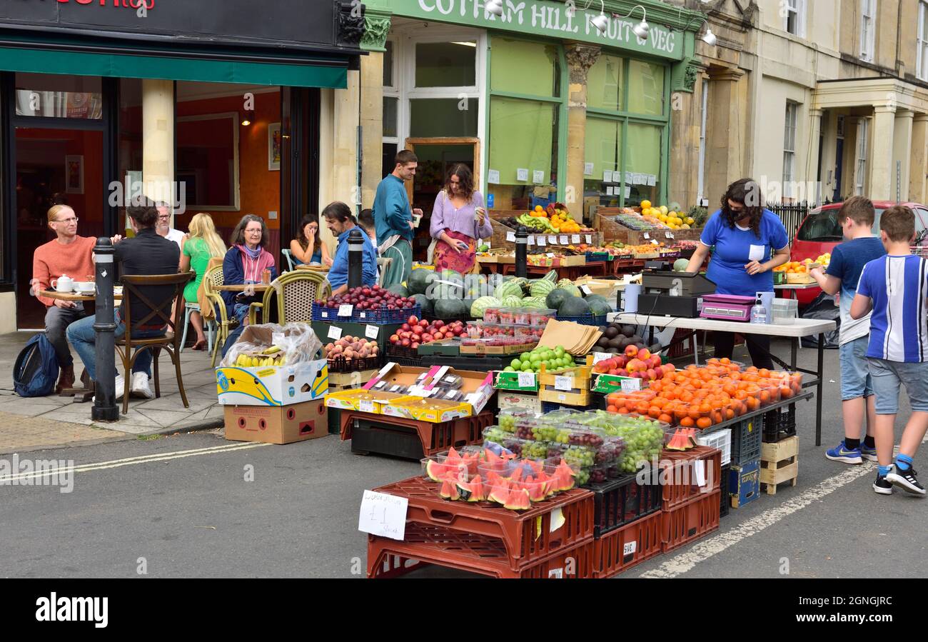 Straßenparty, Fußgängerzone mit Cafés, Restaurants und Bars sowie Obst- und Gemüseladen auf der Straße Stockfoto