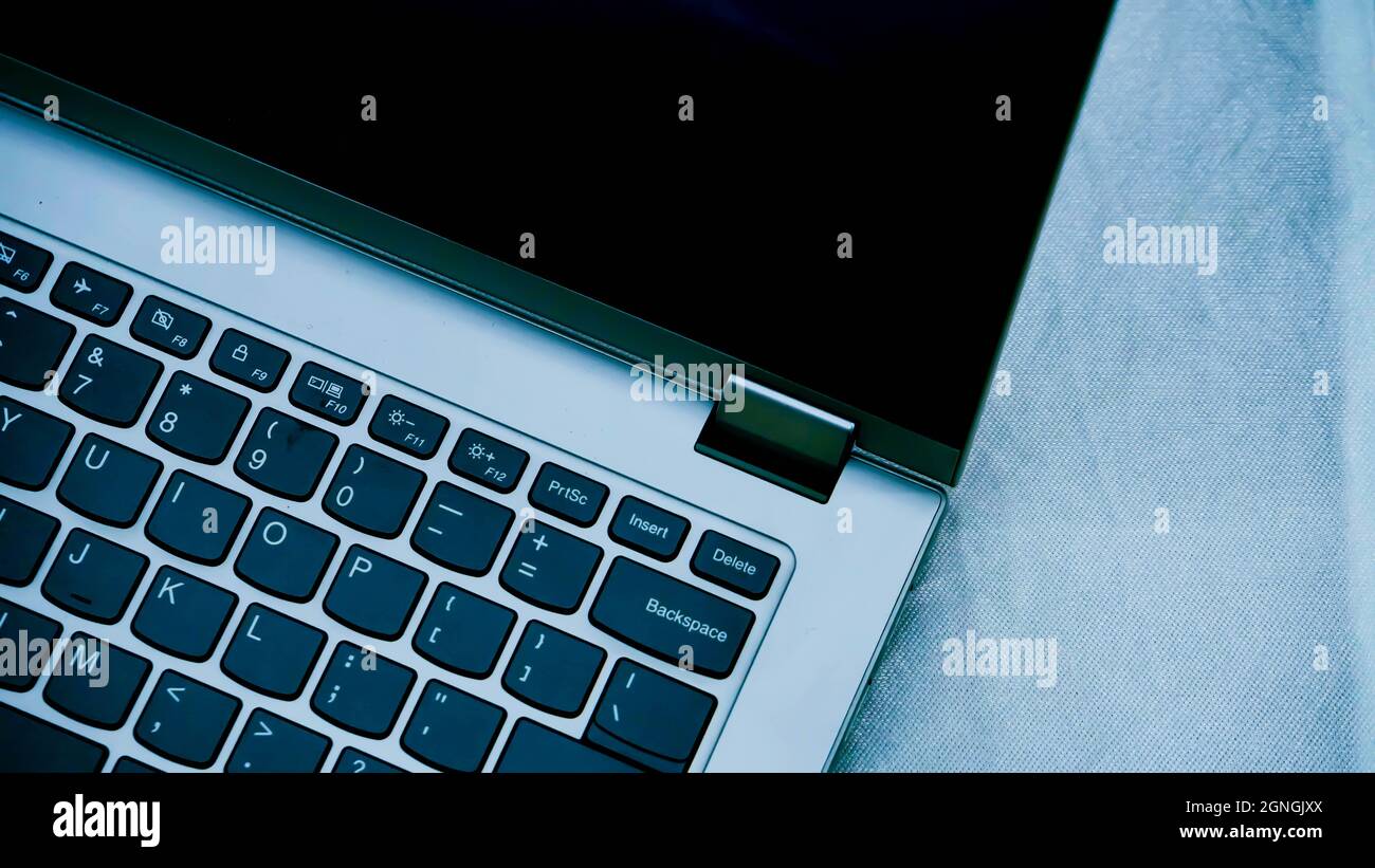 Jakarta, Indonesien - 11. Januar 2019: Seitenteil des Lenovo V14 Convertible Laptops. Stockfoto