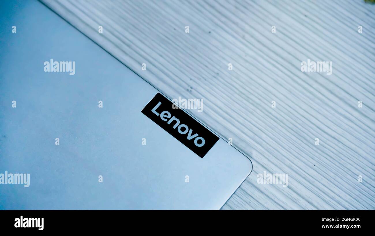 Jakarta, Indonesien - 11. Januar 2019: Seitenteil des Lenovo V14 Convertible Laptops. Stockfoto