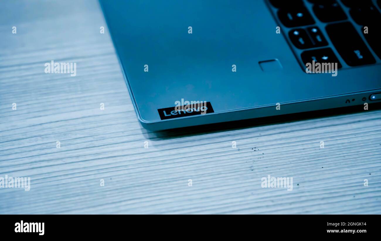 Jakarta, Indonesien - 11. Januar 2019: Seitenteil des Lenovo V14 Convertible Laptops. Stockfoto