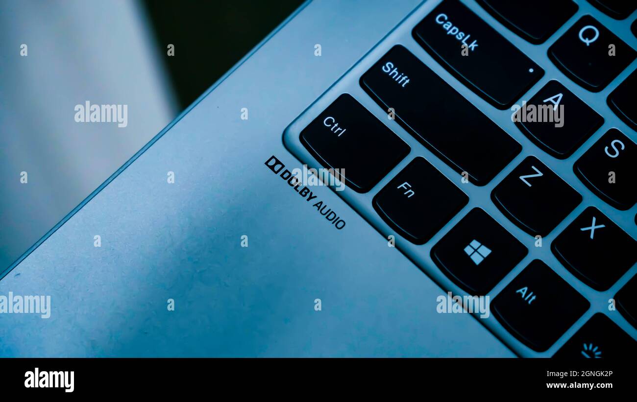 Jakarta, Indonesien - 11. Januar 2019: Seitenteil des Lenovo V14 Convertible Laptops. Stockfoto