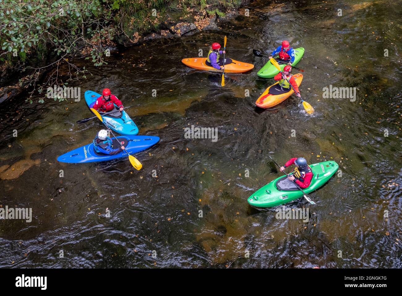 England, Großbritannien - 2018. Oktober: Luftaufnahme einer Gruppe von Kajakern am Fluss Dart im Dartmoor National Park, England Stockfoto