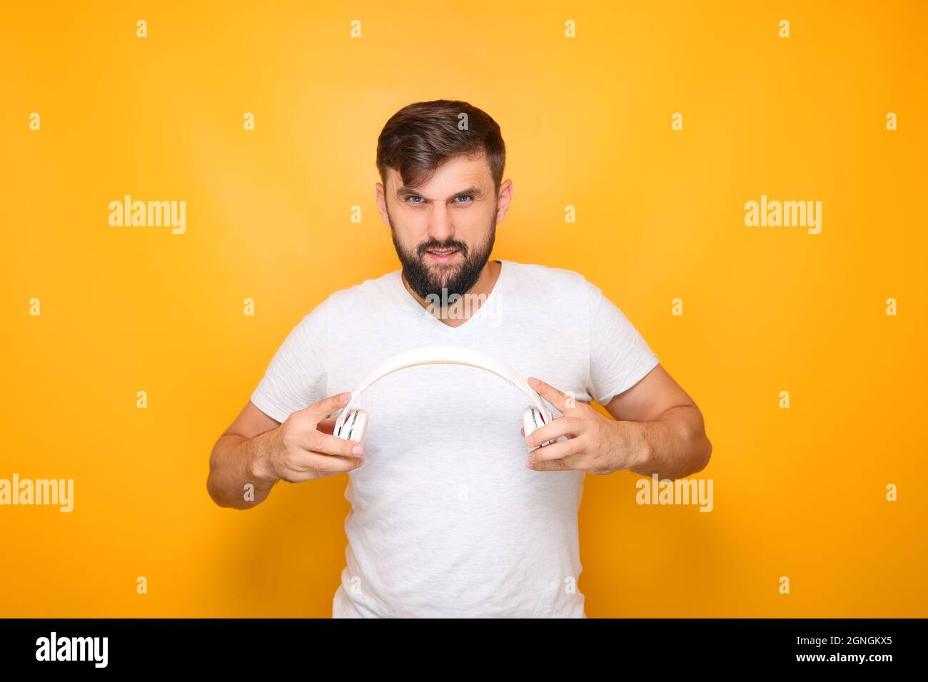 Der Mann streut die Kopfhörer aus, um sie auf den Kopf zu stellen. Stockfoto