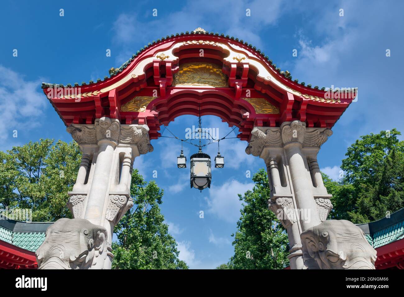 Berühmter Berliner Zoo mit rotem Dach und Elefantenstatuen Stockfoto