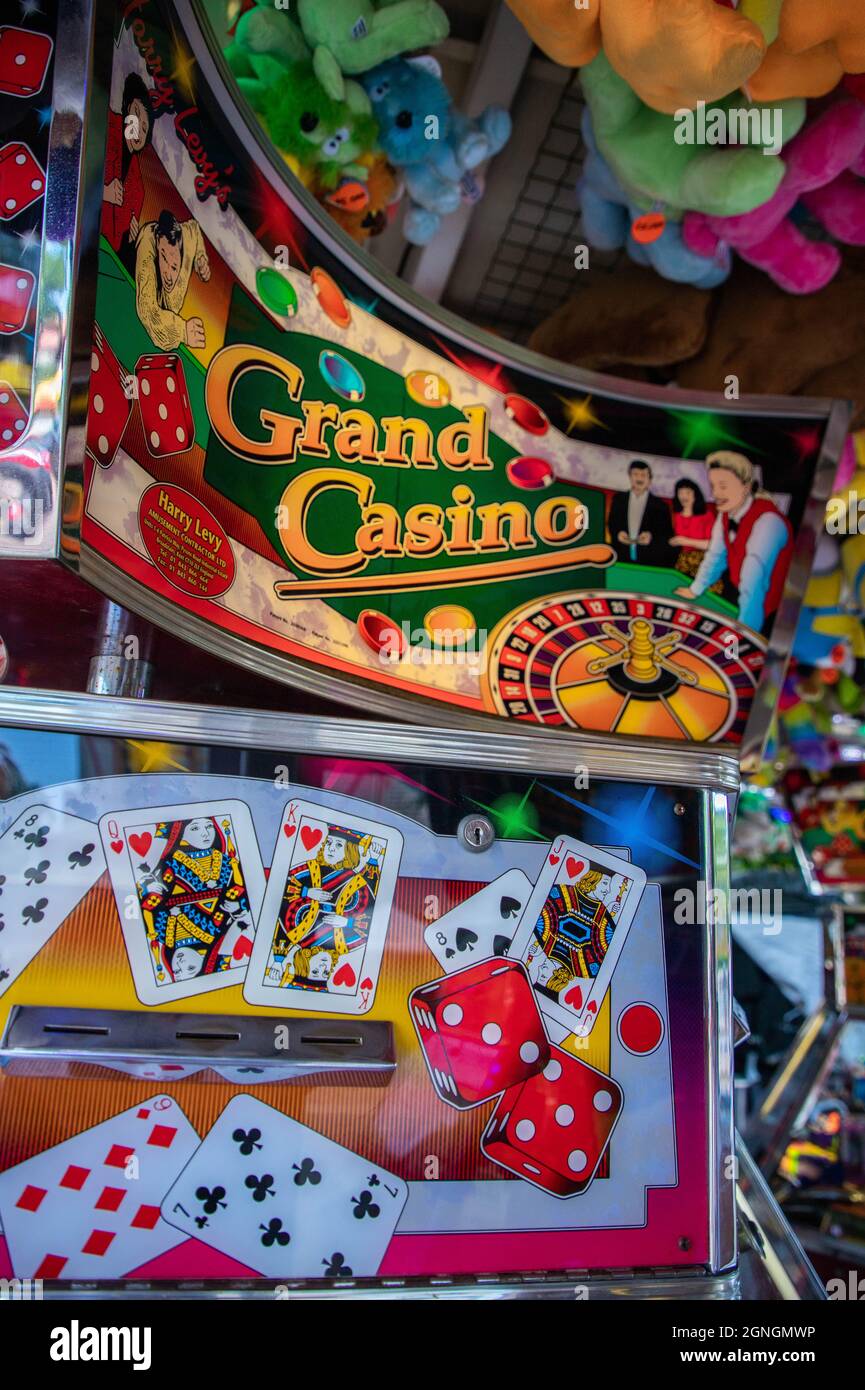 Münzprüfermaschine mit einem Kartenspiel Stockfoto