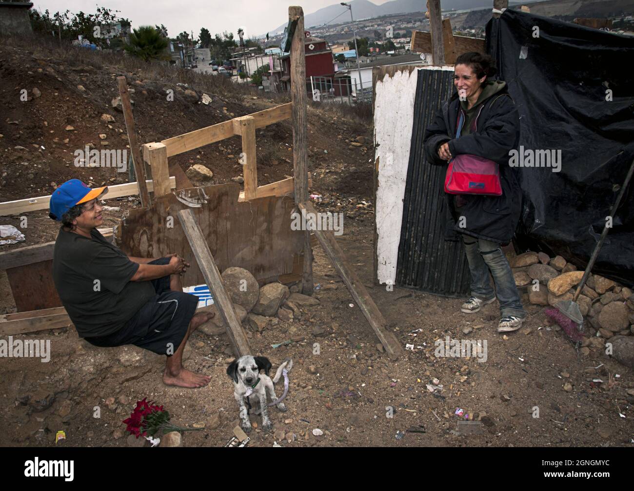 Obdachlose amerikanische Frau, die in der Nähe der mexikanischen Grenze lebt Stockfoto