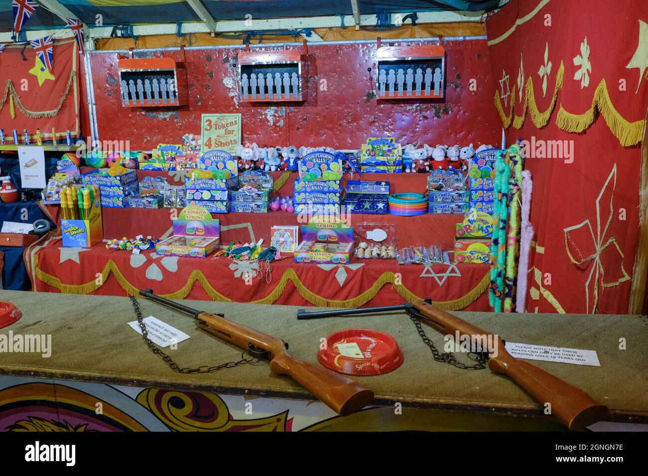 Luftgewehr Ziel schießen vintage Spiel im Dingles Fairground Heritage Center in Devon, Großbritannien Stockfoto
