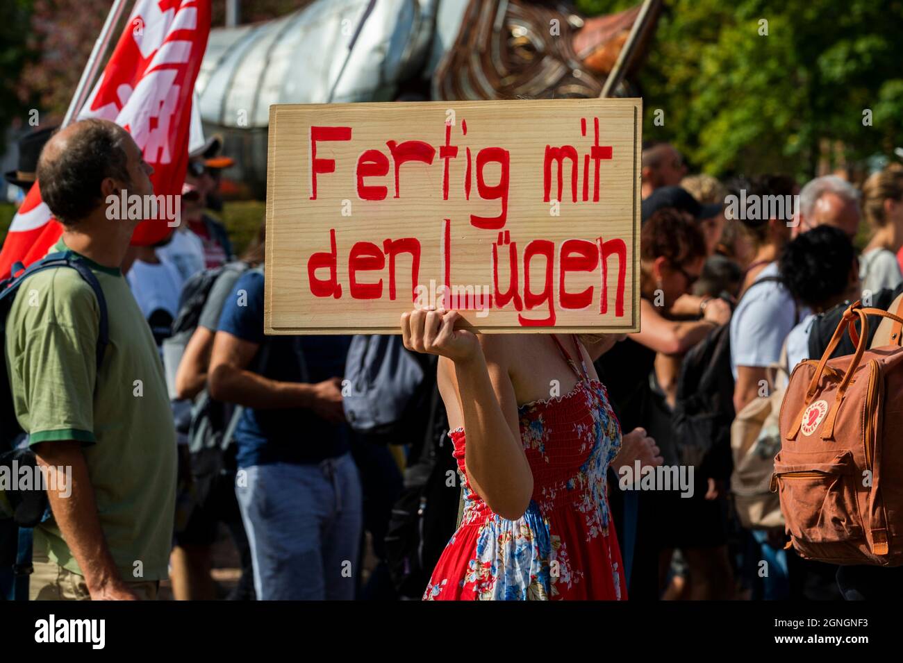 Corona-Impfstoffgegner demonstrieren am 25.09.21 gegen die Corona-Maßnahmen in der Schweiz in Uster Credit: Tim Eckert/Alamy Live News Credit: Tim Eckert/Alamy Live News Stockfoto