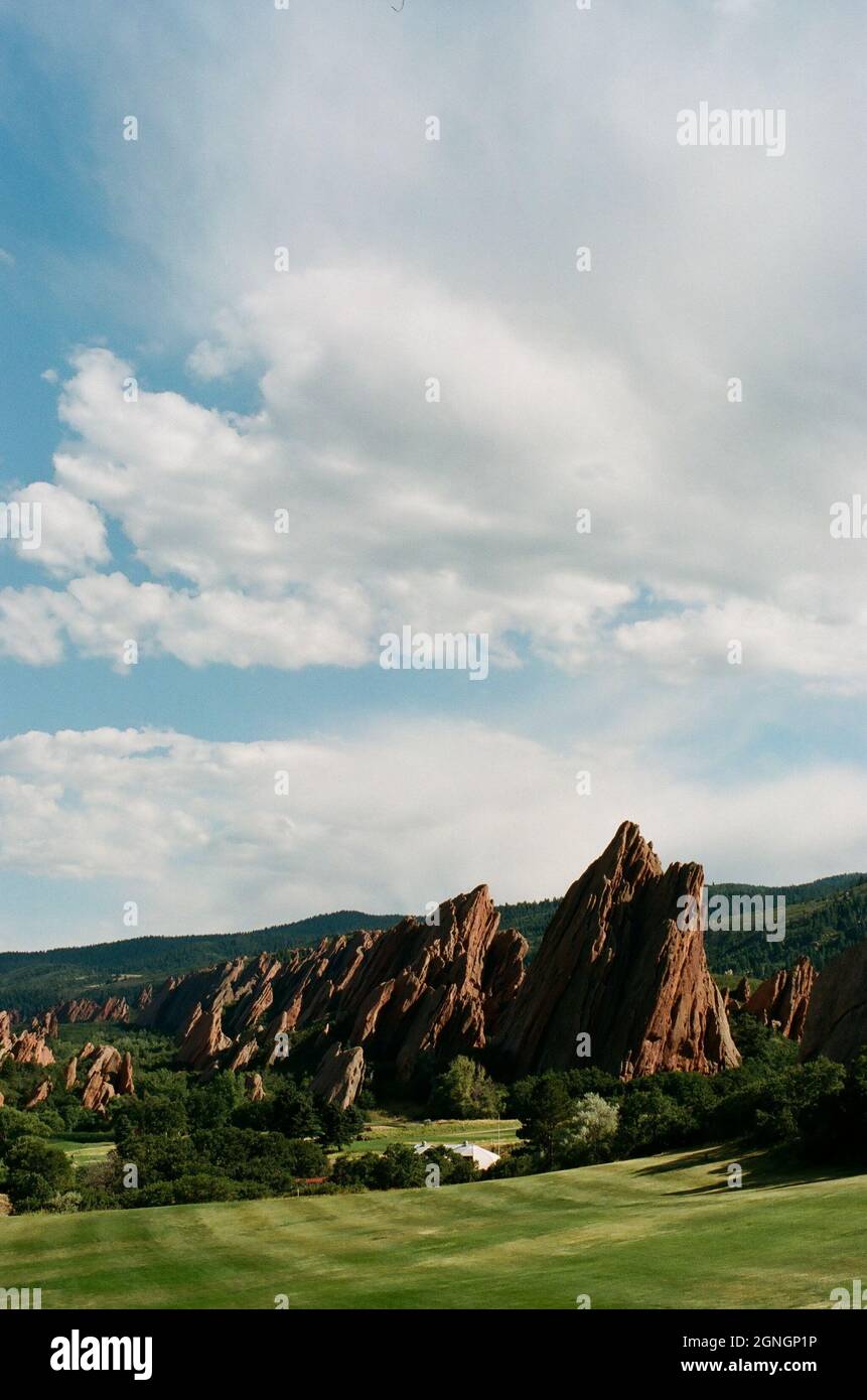 Felsformationen im beliebten Veranstaltungsort für Hochzeiten und Golfplätze, Arrow Head Golf Club, in der Nähe von Denver, Colorado, USA. Stockfoto