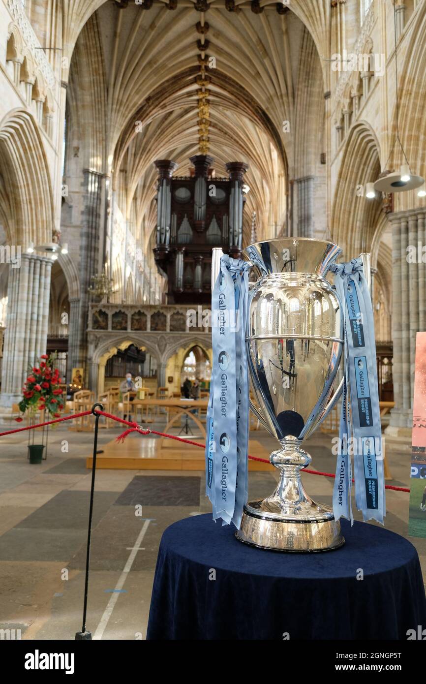 Exeter, Großbritannien - November 2020: Die von den Exeter Chiefs gewonnene Rugby-Trophäe „Gallagher Premiership“ von 2019 bis 20 wird in der Kathedrale von Exeter ausgestellt Stockfoto
