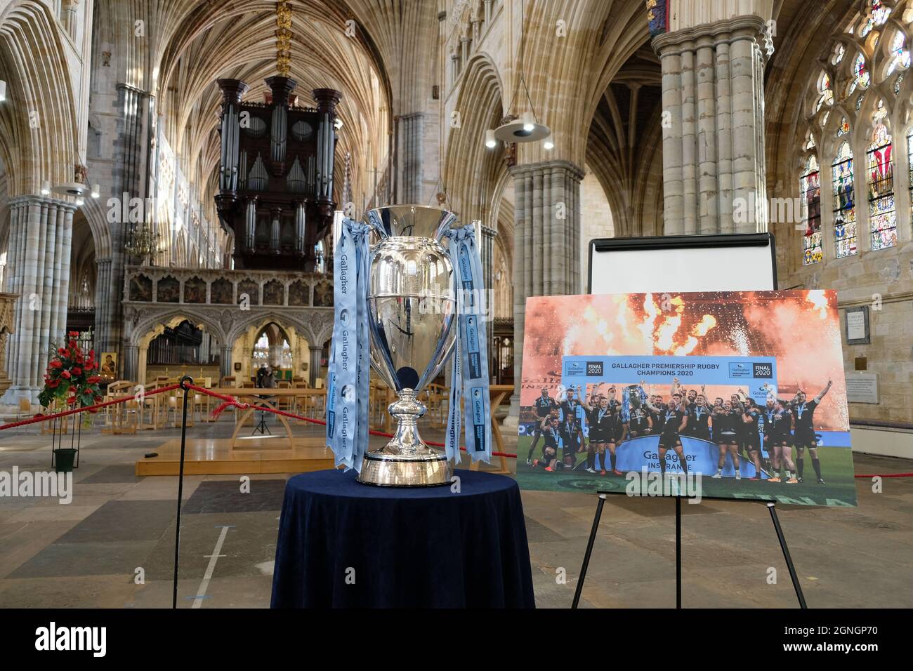 Exeter, Großbritannien - November 2020: Die von den Exeter Chiefs gewonnene Rugby-Trophäe „Gallagher Premiership“ von 2019 bis 20 wird in der Kathedrale von Exeter ausgestellt Stockfoto