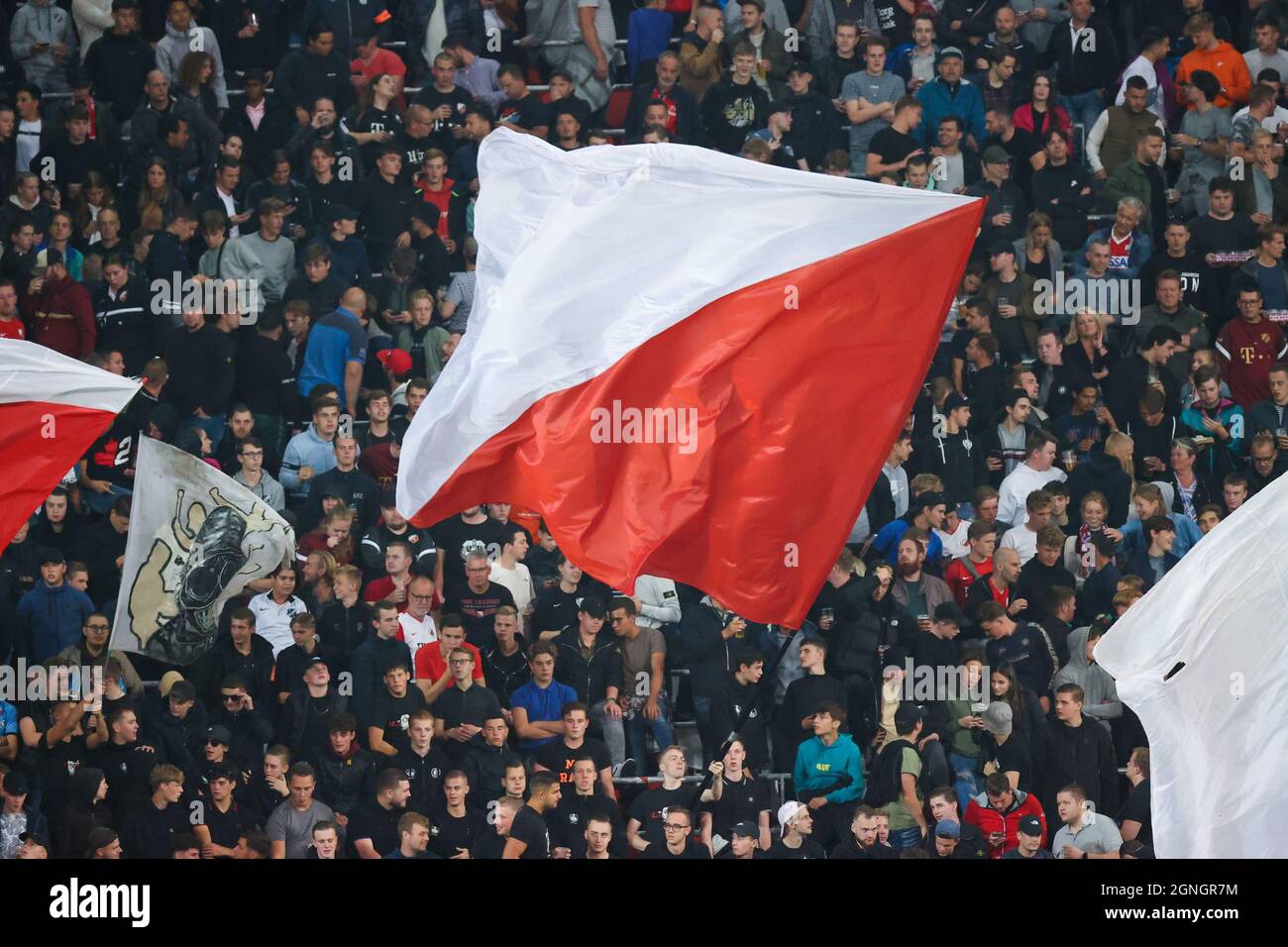 UTRECHT, NIEDERLANDE - 25. SEPTEMBER: Fans und Unterstützer des FC Utrecht winken beim niederländischen Eredivisie-Spiel zwischen dem FC Utrecht und PEC Zwolle am 25. September 2021 im Stadion Galgenwaard in Utrecht, Niederlande (Foto: Herman Dingler/Orange Picles) Stockfoto