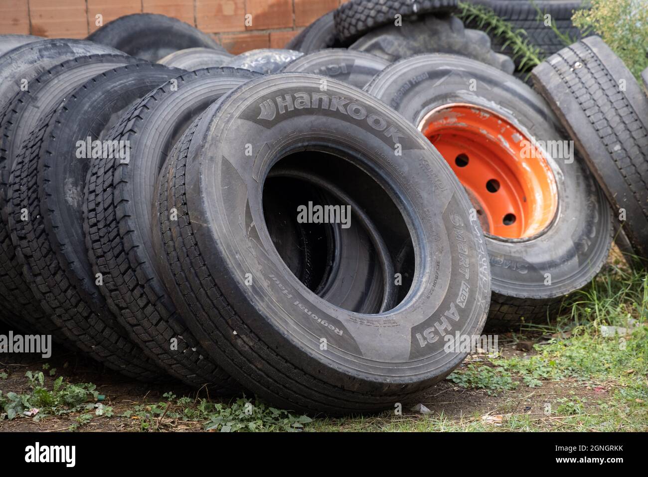 Stapel von alten gebrauchten Reifen verschiedener Größen und Typen in  verlassenen Schrottplatz. Thema Recycling, Umweltverschmutzung und Ökologie  vor dem Hintergrund der globalen Erwärmung Stockfotografie - Alamy