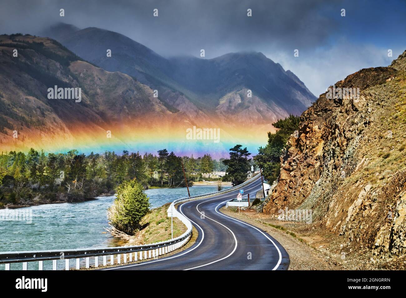 Der Chuysky Trakt eine der schönsten Bergstraßen der Welt, der Chuya-Fluss und der Regenbogen über der Straße Stockfoto