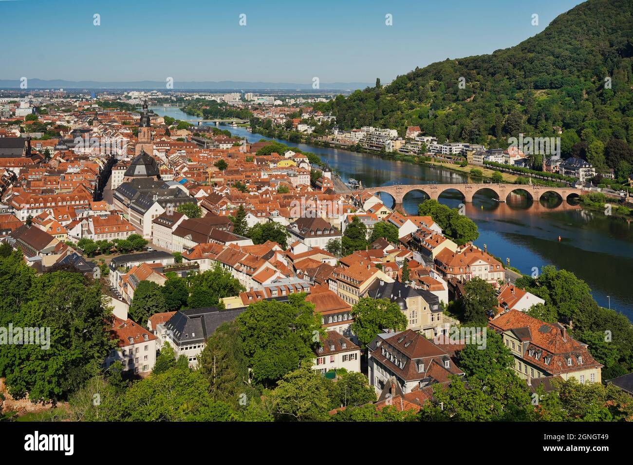 Die Altstadt von Heidelberg mit der Alten Brücke, dem Neckar und dem Brückentor. Blick aus dem Schlossgarten. Deutschland. Stockfoto