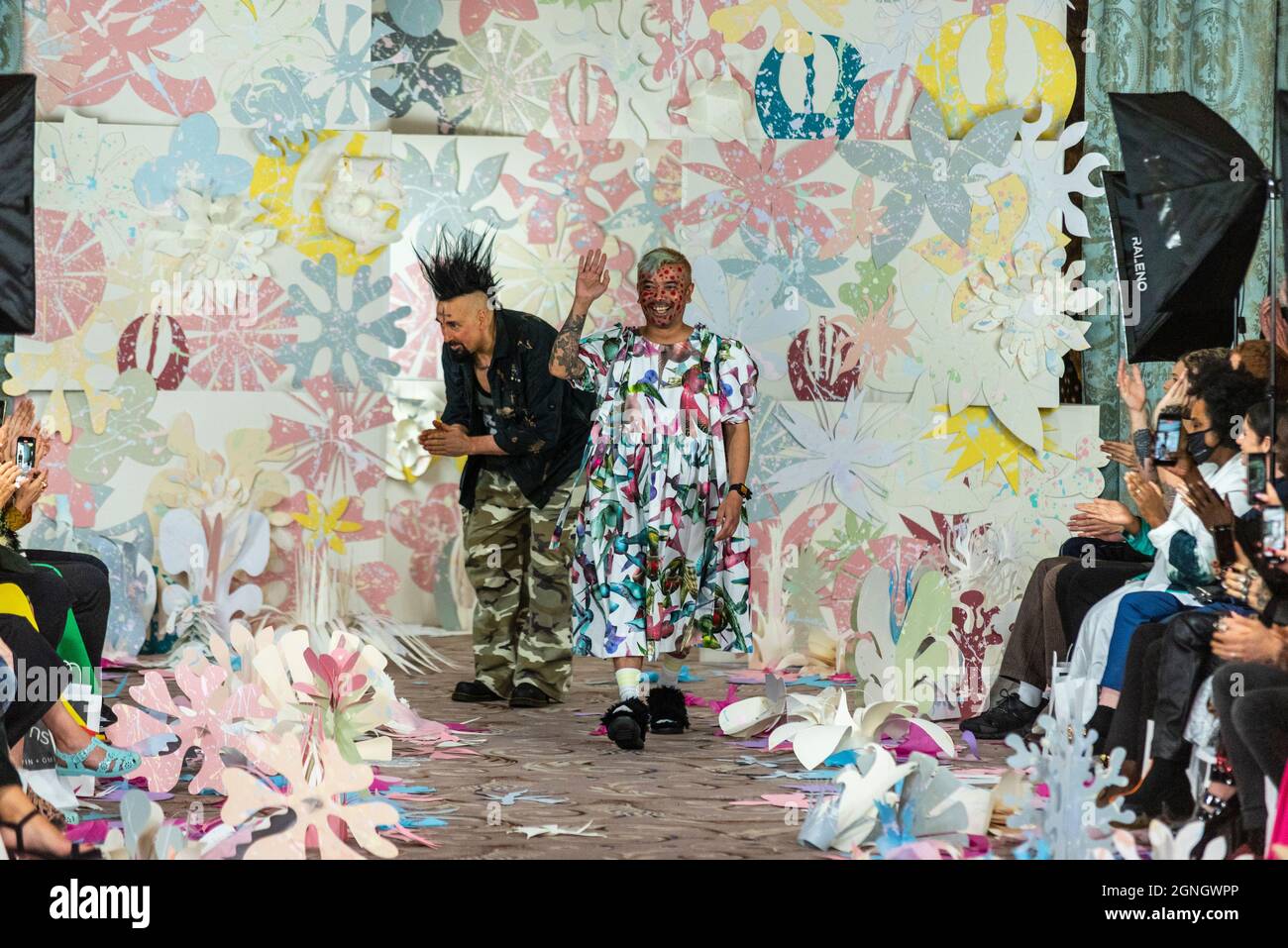 Die Designer Vin + Omi applaudieren im Ballsaal des Dorchester Hotels nach ihrer zukünftigen Flowers Fashion Show für die London Fashion Week Stockfoto