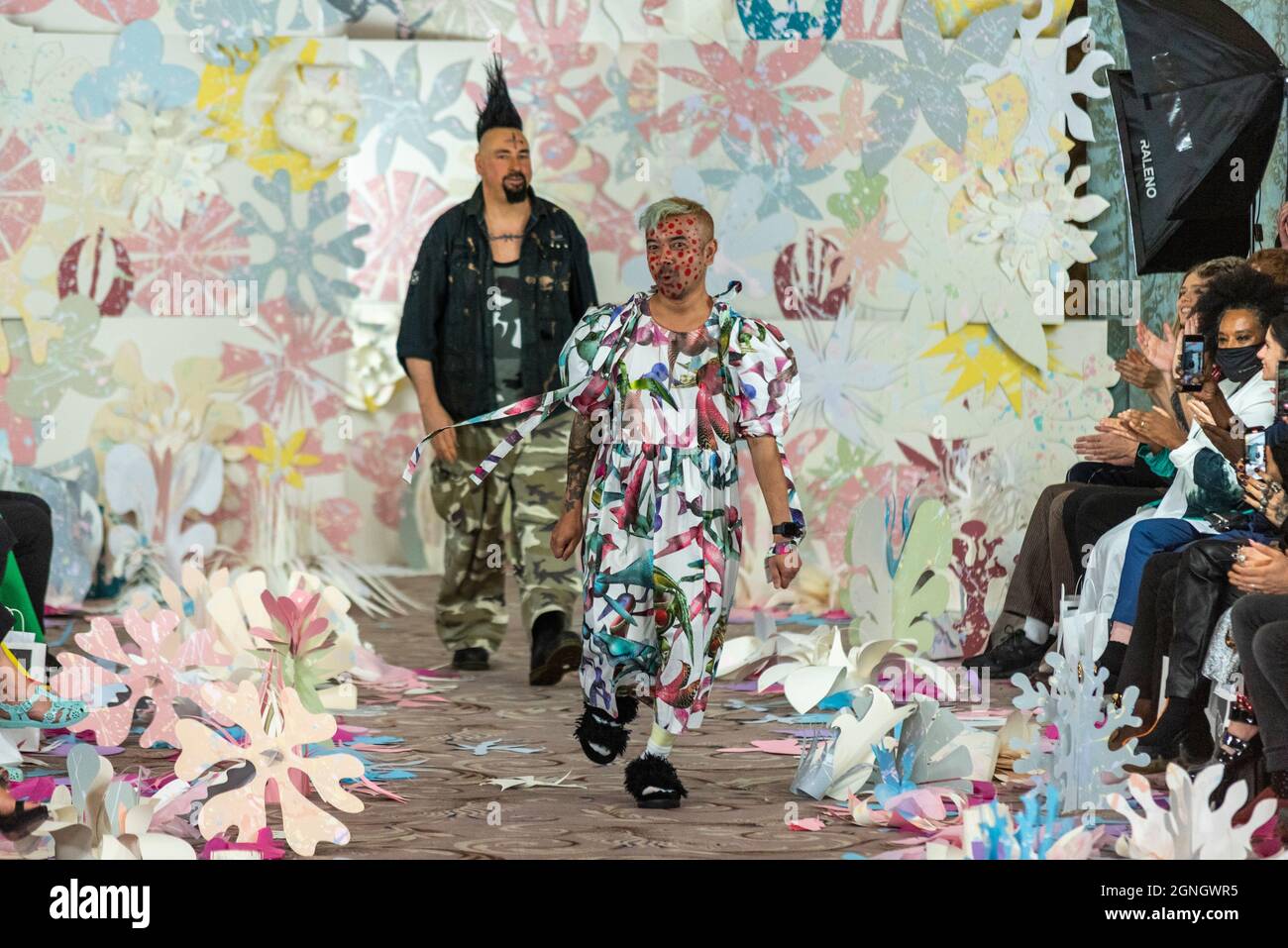 Die Designer Vin + Omi applaudieren im Ballsaal des Dorchester Hotels nach ihrer zukünftigen Flowers Fashion Show für die London Fashion Week Stockfoto