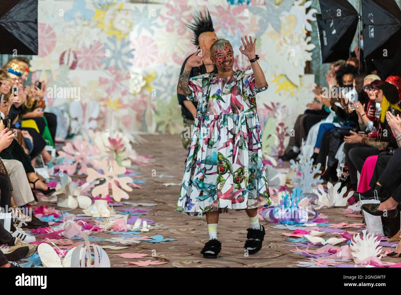 Die Designer Vin + Omi applaudieren im Ballsaal des Dorchester Hotels nach ihrer zukünftigen Flowers Fashion Show für die London Fashion Week Stockfoto