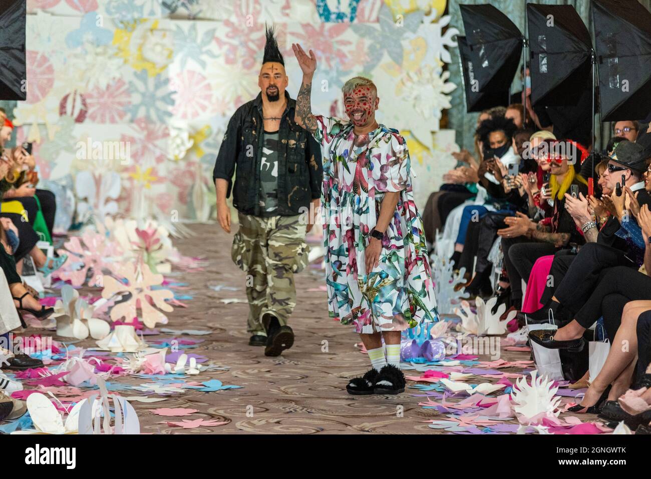 Die Designer Vin + Omi applaudieren im Ballsaal des Dorchester Hotels nach ihrer zukünftigen Flowers Fashion Show für die London Fashion Week Stockfoto