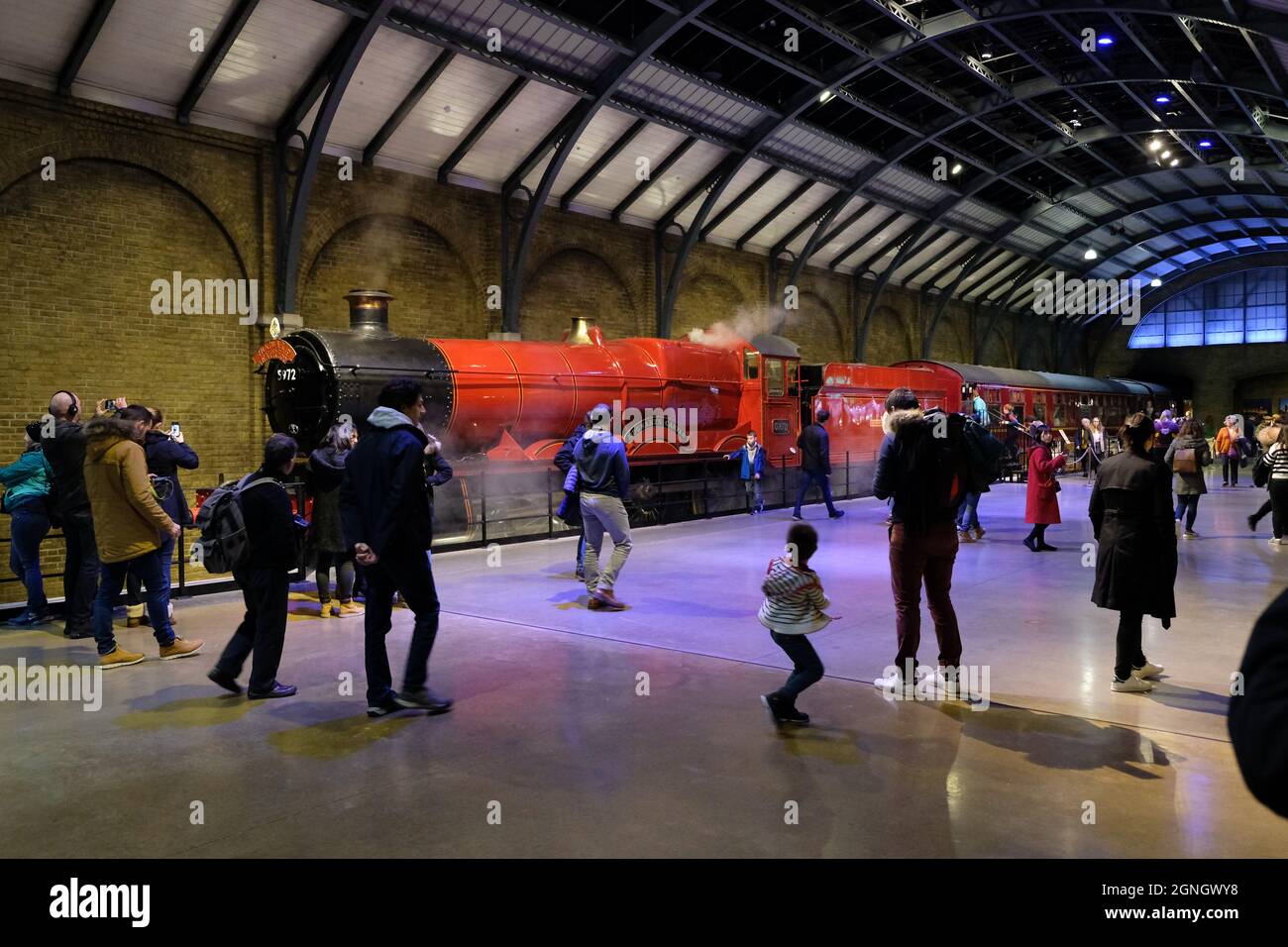 Leavesden, UK -2020: Besucher im Warner Brothers Making of Harry Potter Studio mit einer Nachbildung des Hogwarts Express-Zuges auf Bahnsteig 9 3/4 Stockfoto