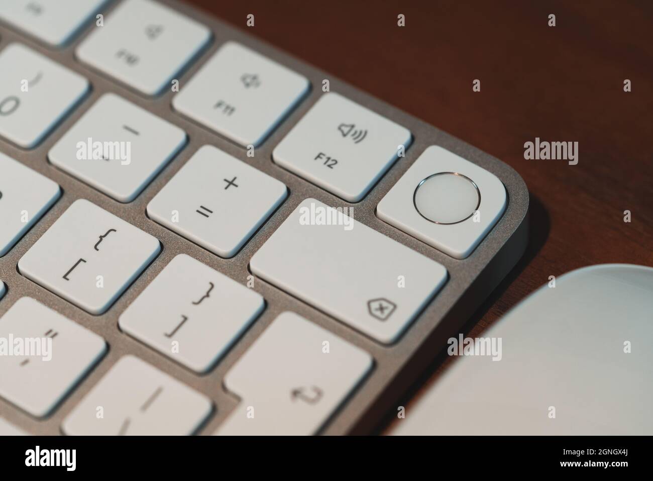 London, Großbritannien - 25. Mai 2021: Nahaufnahme des neuen Apple Magic Keyboards mit Touch ID, das 2021 zusammen mit dem neuen iMac eingeführt wurde. Selektiver Fokus. Stockfoto