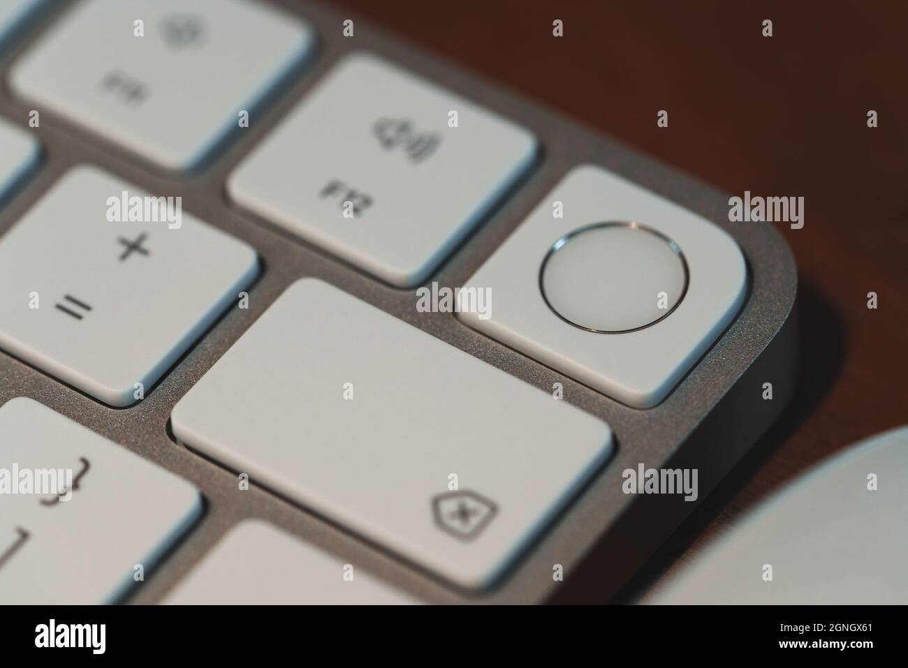 London, Großbritannien - 25. Mai 2021: Nahaufnahme des Touch ID Elements auf der neuen Apple Magic Tastatur, die 2021 zusammen mit dem neuen iMac eingeführt wurde. Stockfoto