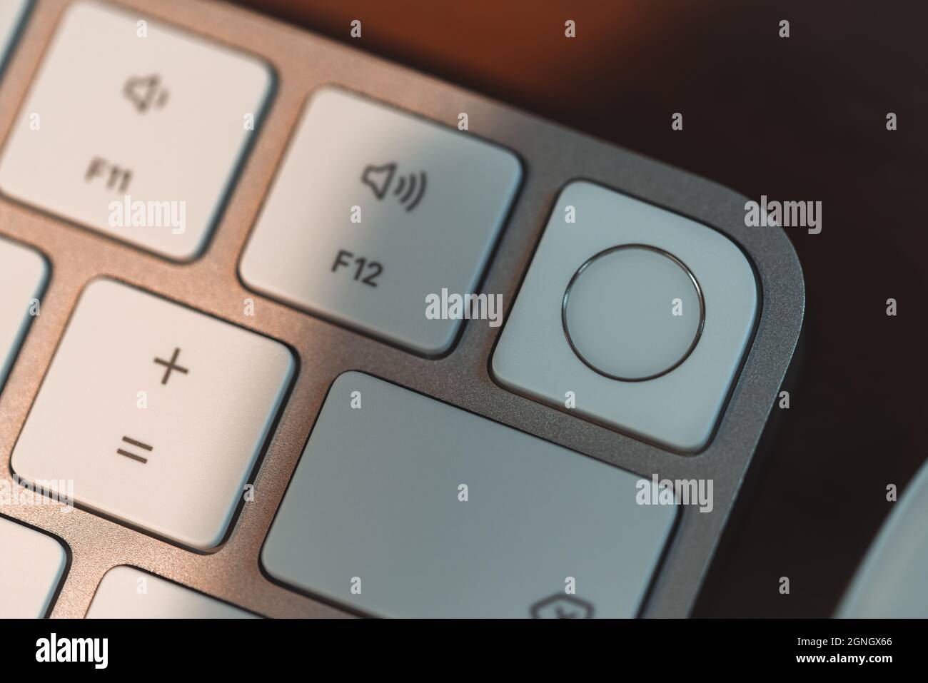 London, Großbritannien - 25. Mai 2021: Nahaufnahme des Touch ID Elements auf der neuen Apple Magic Tastatur, die 2021 zusammen mit dem neuen iMac eingeführt wurde. Stockfoto