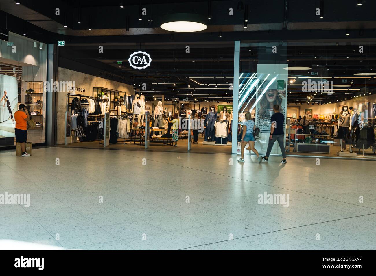 Die Leute im Einkaufszentrum. Dambovita Mall in Targoviste, Rumänien, 2021 Stockfoto