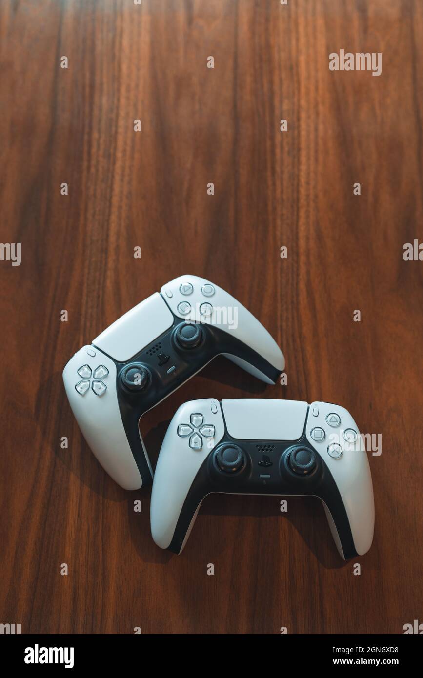 London, Großbritannien – 25. Mai 2021: PlayStation 5 (PS5)-Controller auf einem Tisch, Kopierbereich. PlayStation 5 ist die neueste Videospielkonsole von Sony, die in N veröffentlicht wurde Stockfoto