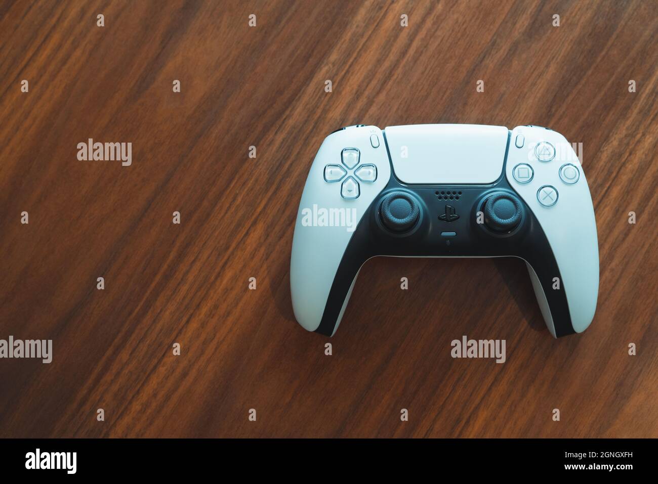 London, Großbritannien – 25. Mai 2021: Draufsicht auf den PlayStation 5 (PS5)-Controller auf einem Tisch. PlayStation 5 ist die neueste Videospielkonsole von Sony, die in N veröffentlicht wurde Stockfoto