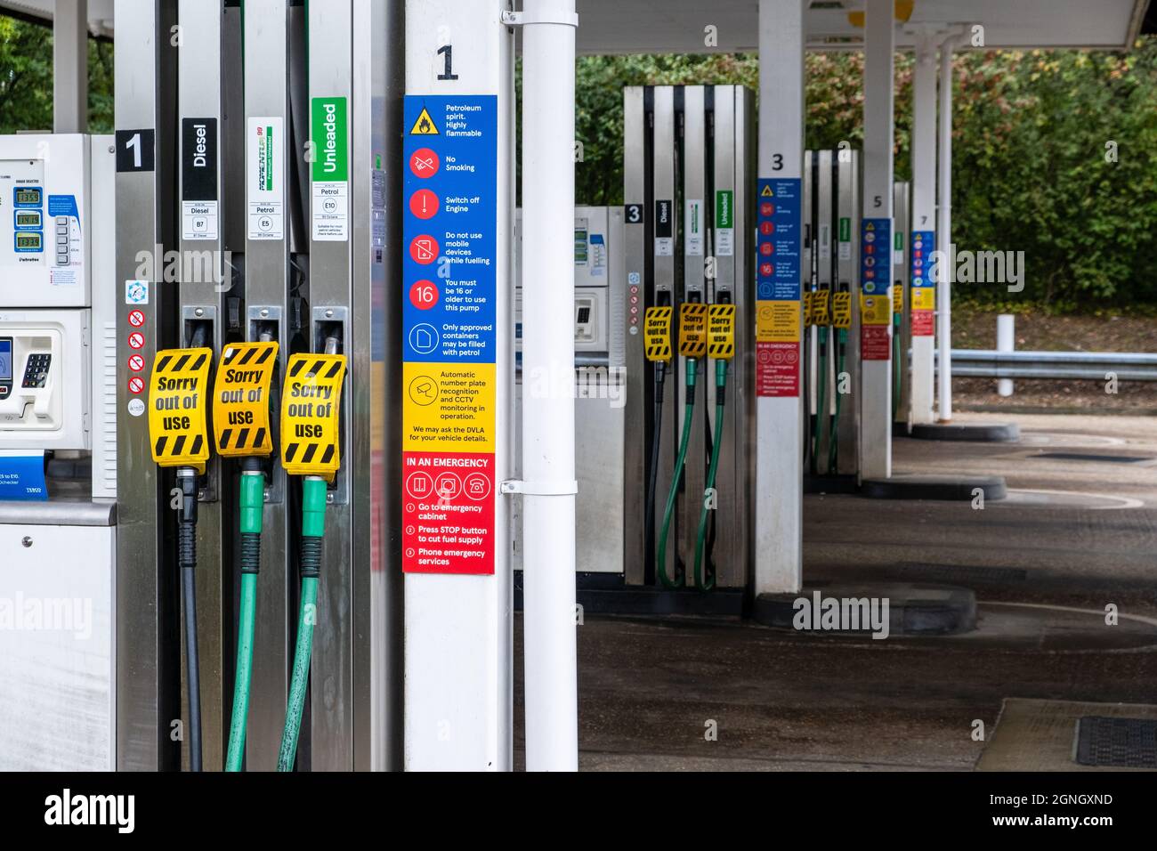 Leeren Sie die Kraftstoffpumpen in der Tankgarage von Tesco in Chineham in der Nähe von Basingstoke in Hampshire im Vereinigten Königreich. 2021 Stockfoto