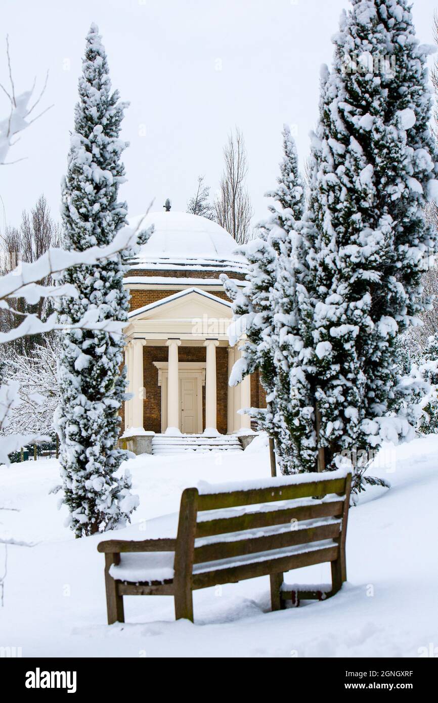 Garricks Tempel zu Shakespeare mit Schnee bedeckt. Ein kleiner Garten-Wahnsinn an der Themse im Hampton im Londoner Stadtteil Richmond upon Thames, Großbritannien Stockfoto