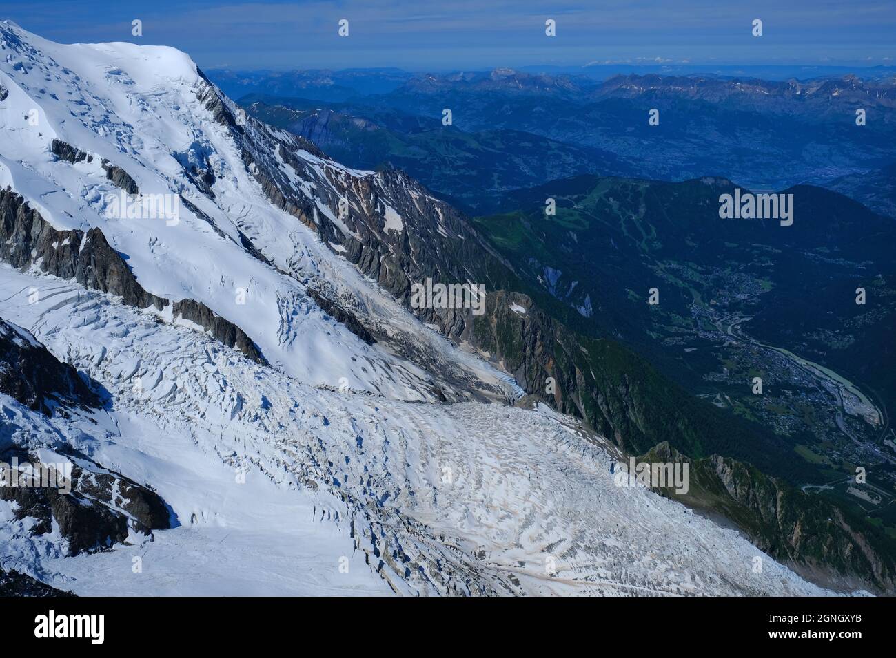 Der Bossons-Gletscher einer der größten Gletscher des Mont-Blanc-Massivs der Alpen und das Chamonix-Tal, von der Aiguille du Midi in der Haute Savoie aus gesehen Stockfoto