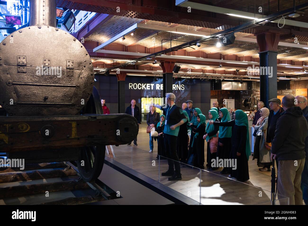 Manchester, Großbritannien - 2018. Oktober: Ein Museumsmitarbeiter zeigt den Besuchern die Überreste von Robert Stephensons 0-2-2 Dampflokomotive „Rocket“ Stockfoto