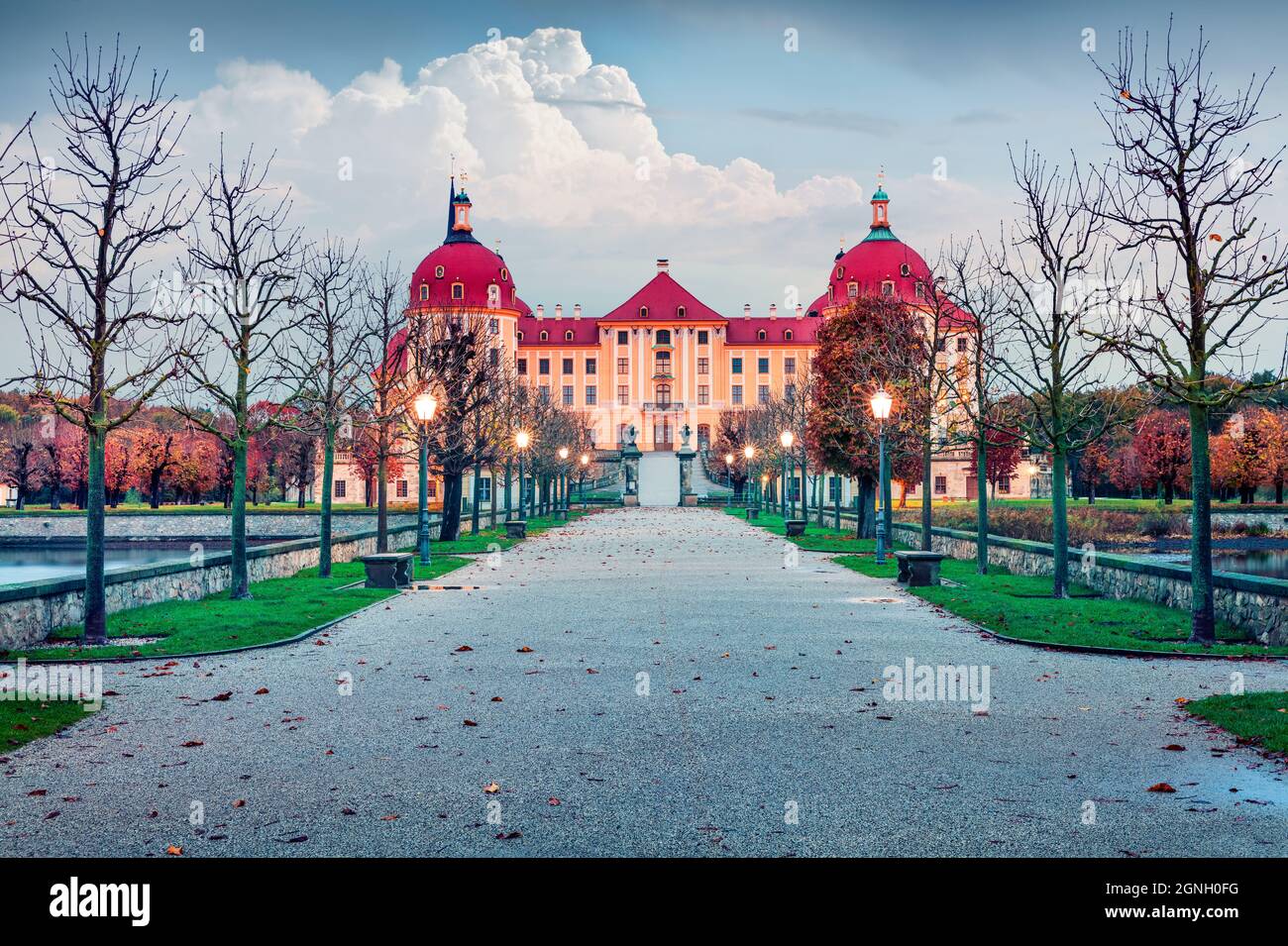 Herrliche Aussicht auf die barocke Burg Moritzburg am Morgen. Moody Herbstszene von Sachsen, Dresdner Standort, Deutschland, Europa. Hintergrund des Reisekonzepts. Stockfoto
