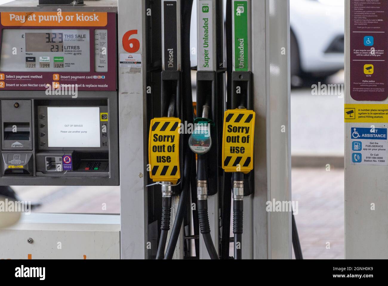 London, Großbritannien. September 2021. Das am 25. September 2021 aufgenommene Foto zeigt Gaspumpen mit Schilder „Sorry Out of Use“ an einer geschlossenen Tankstelle in London, Großbritannien. Ein vorübergehendes Visum, das ausländischen Lkw-Fahrern die Arbeit im Vereinigten Königreich erleichtern soll, soll laut BBC drei Monate lang laufen und am Heiligabend enden. Ein Mangel an Fahrern hat die Kraftstofflieferungen unterbrochen, einige Tankstellen wurden geschlossen und es bildeten sich Schlangen. Quelle: Ray Tang/Xinhua/Alamy Live News Stockfoto