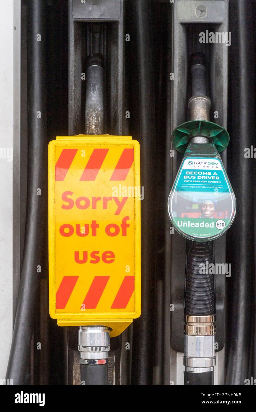 London, Großbritannien. September 2021. Das am 25. September 2021 aufgenommene Foto zeigt eine Gaspumpe mit einem Schild „Sorry Out of Use“ an einer geschlossenen Tankstelle in London, Großbritannien. Ein vorübergehendes Visum, das ausländischen Lkw-Fahrern die Arbeit im Vereinigten Königreich erleichtern soll, soll laut BBC drei Monate lang laufen und am Heiligabend enden. Ein Mangel an Fahrern hat die Kraftstofflieferungen unterbrochen, einige Tankstellen wurden geschlossen und es bildeten sich Schlangen. Quelle: Ray Tang/Xinhua/Alamy Live News Stockfoto