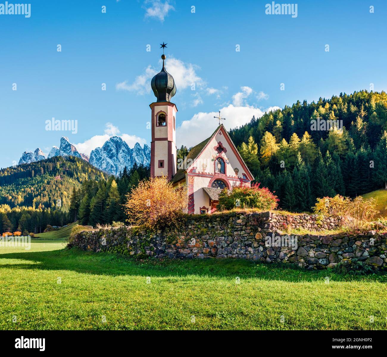 Herrliche Aussicht auf die Chiesetta di San Giovanni in Ranui Kirche vor dem Geisler, Santa Magdalena Dorflage. Farbenfrohe Herbstszene von Dolomit Stockfoto