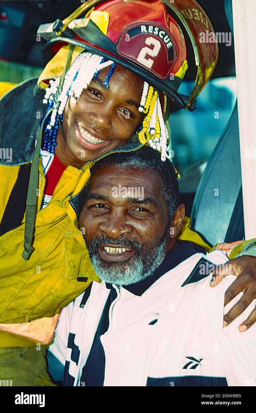Richard Williams Vater und Trainer von Serena und Venus Williams mit Venus während der Lipton Championships 1998. Stockfoto