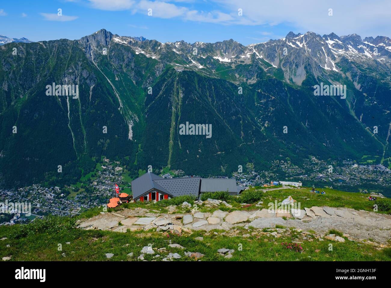 Brevent Mountains und Chamonix Valley mit Refuge du Plan de l'Aiguille, Französische Alpen, Chamonix, Mont Blanc, Haute-Savoie, Frankreich Stockfoto