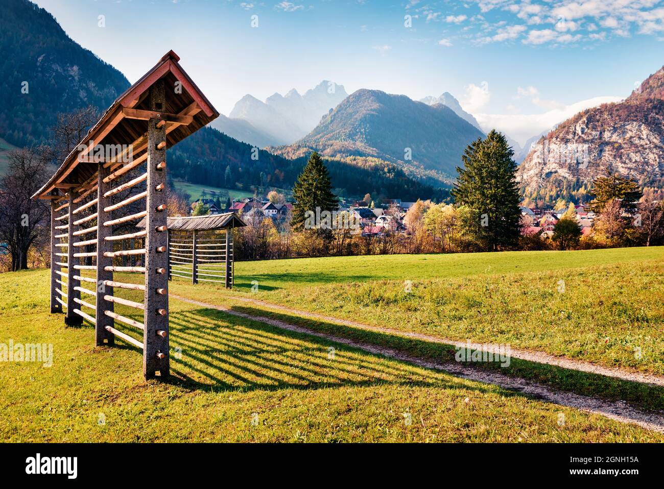 Unglaubliche Herbstansicht der Triglav-Bergkette und des Dorfes Gozd Martuljek. Sonnenszene am Morgen der Julischen Alpen, Slowenien, Europa. Schönheit der Natur Co Stockfoto