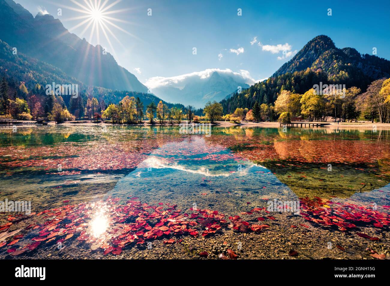 Unglaubliche Aussicht auf den See Jasna am Morgen. Helle Herbstszene der Julischen Alpen, Lage in Gozd Martuljek, Slowenien, Europa. Wunderschöne Landschaft von Triglav Stockfoto