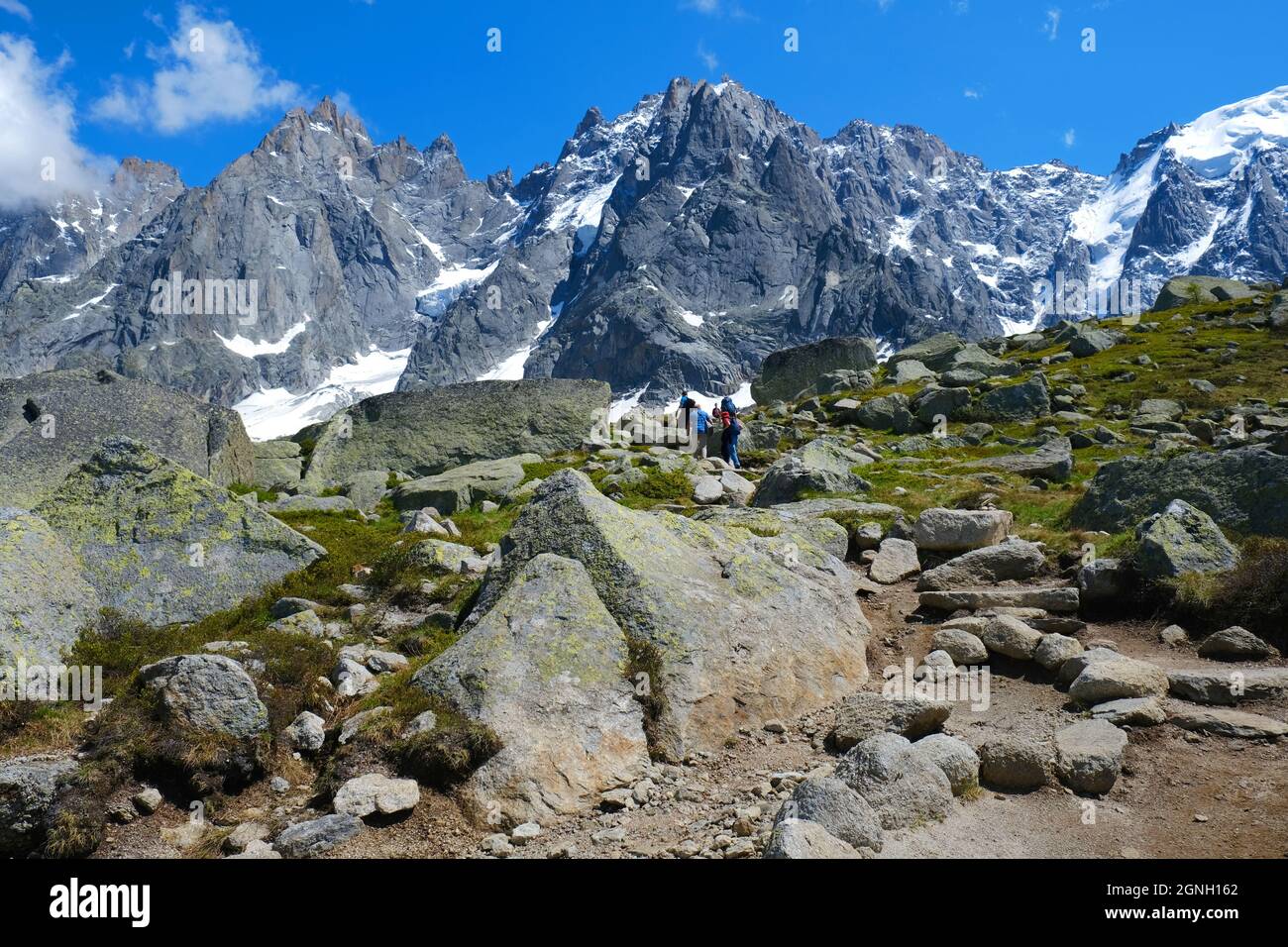 Atemberaubende Landschaft und Bergpfad von der mittleren Seilbahnstation zur Refuge du Plan de l'Aiguille, Französische Alpen, Chamonix, Mont Blanc, Haute-Savoie Stockfoto