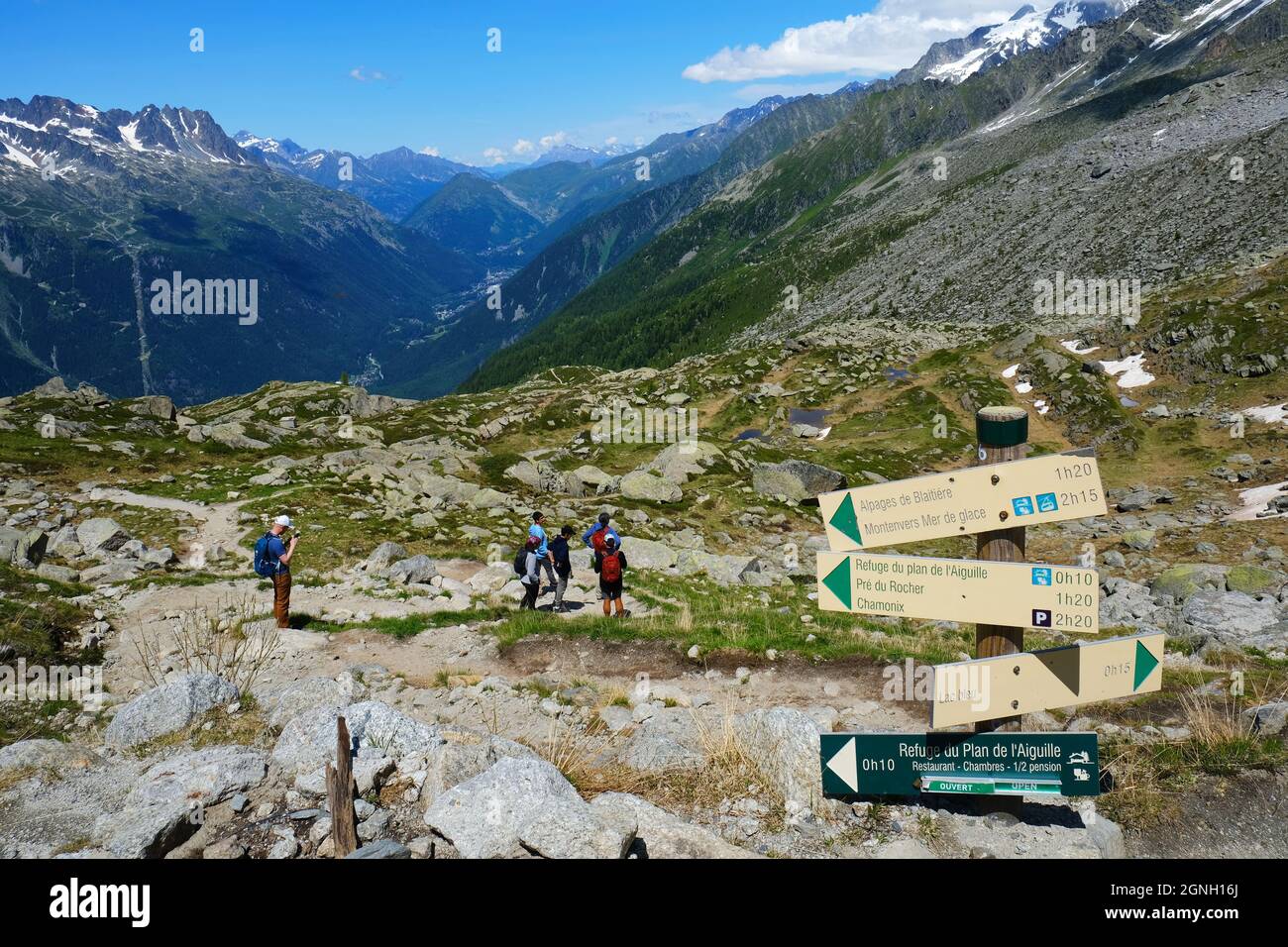 Herrlicher Bergweg von der mittleren Seilbahnstation zur Refuge du Plan de l'Aiguille, Französische Alpen, Chamonix, Mont Blanc, Haute-Savoie, Frankreich Stockfoto