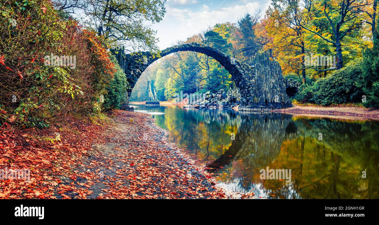 Panorama-Morgenlandschaft von Azalea und Rhododendron Park Kromlau, Deutschland, Europa. Attraktives Herbstpanorama der Rakotz-Brücke (Rakotzbrucke, Devil's B Stockfoto