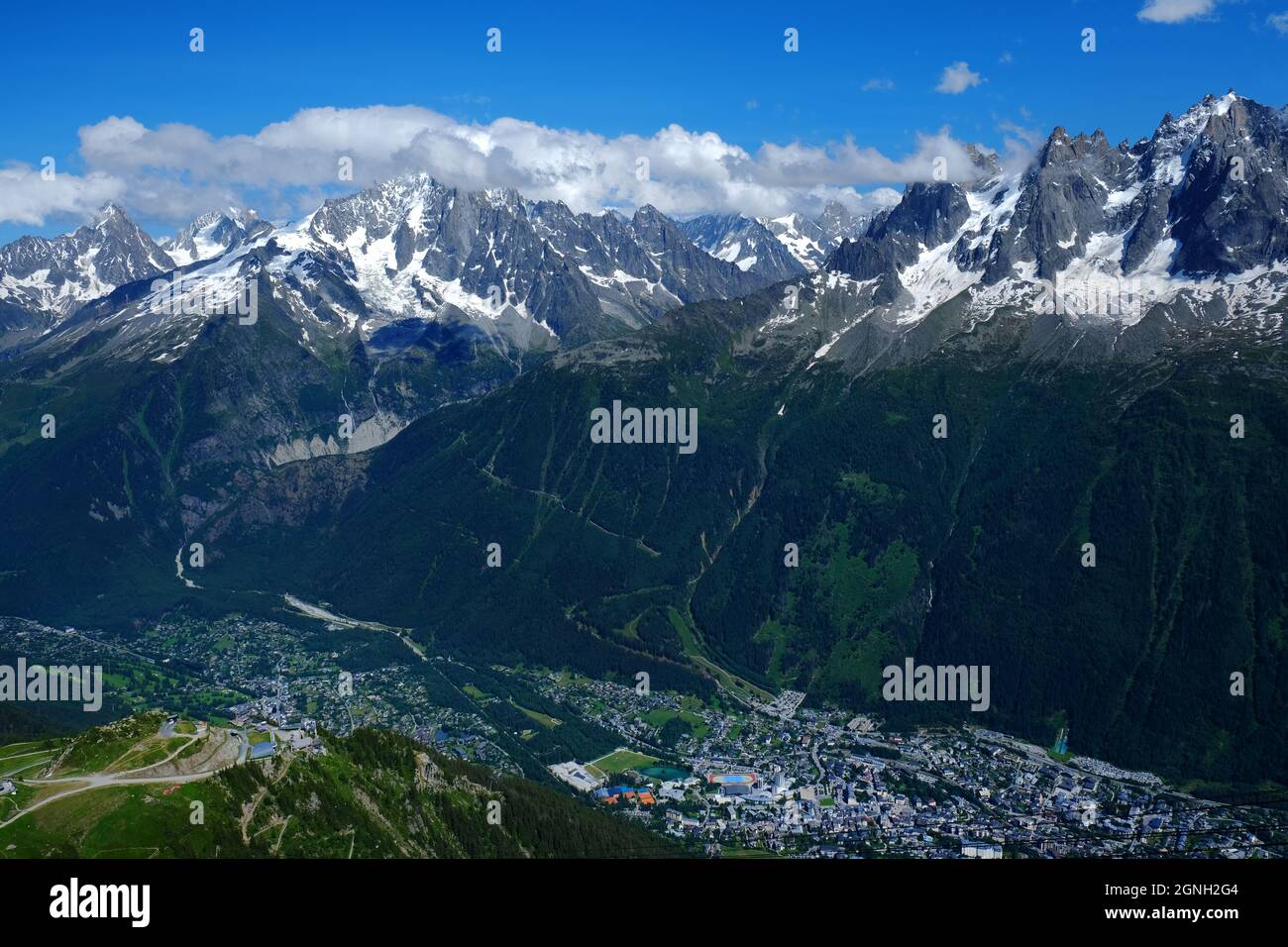 Atemberaubende Aussicht mit Mont Blanc Massiv, Bossons und Taconnaz Glaciers von den Brevent Bergen und Chamonix Tal, Französisch Alpen, Haute Savoie, Frankreich gesehen Stockfoto