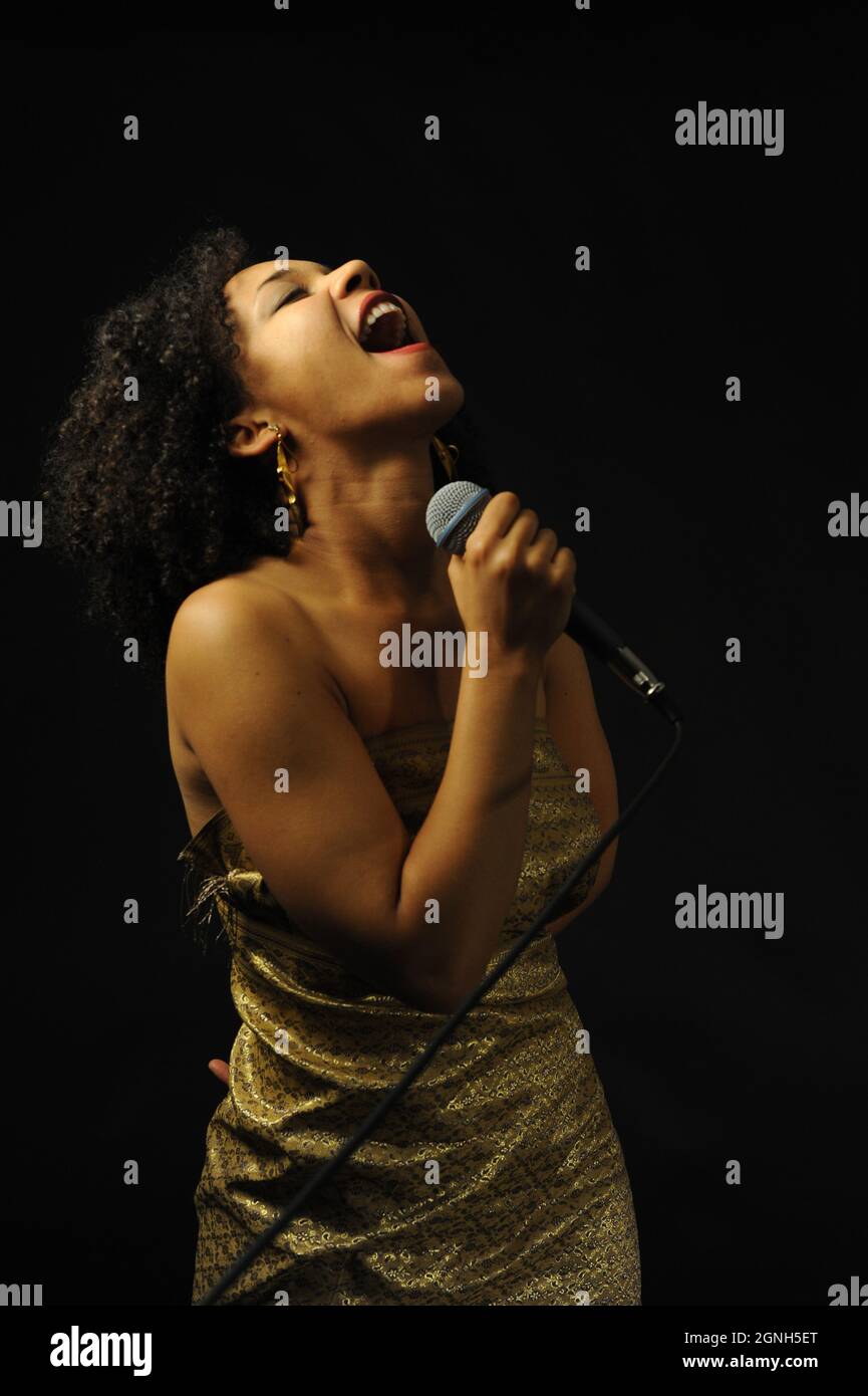 An Liz, eine französische Bluessängerin in Paris. Stockfoto