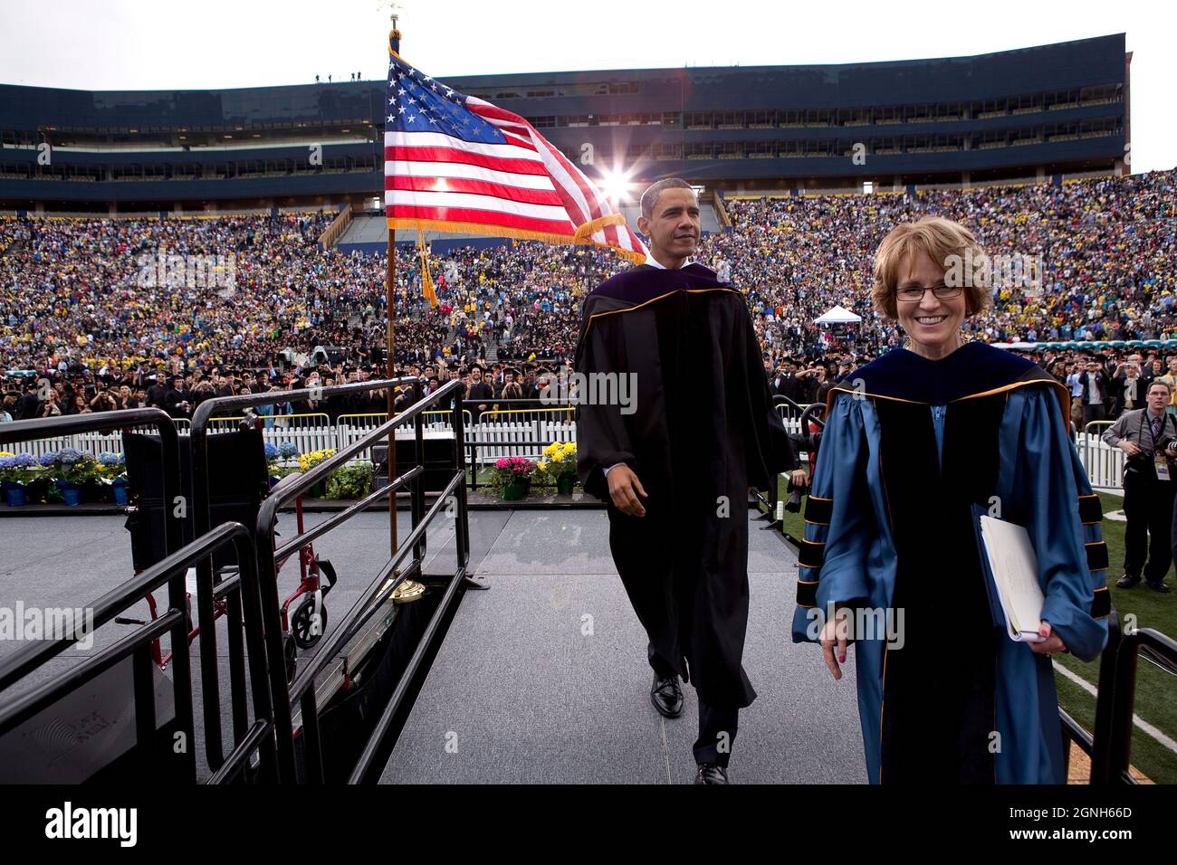 Präsident Barack Obama verlässt die Bühne mit der Präsidentin der University of Michigan, Mary Se Coleman, nachdem er den Absolventen der University of Michigan im Michigan Stadium, in Ann Arbor, Michigan, die Ansprache übergab., 1. Mai 2010. (Offizielles Foto des Weißen Hauses von Pete Souza) Dieses offizielle Foto des Weißen Hauses wird nur zur Veröffentlichung durch Nachrichtenorganisationen und/oder zum persönlichen Druck durch die Betreffzeile(en) des Fotos zur Verfügung gestellt. Das Foto darf in keiner Weise manipuliert werden und darf nicht in kommerziellen oder politischen Materialien, Werbung, E-Mails, Produkten oder Werbeaktionen verwendet werden Stockfoto