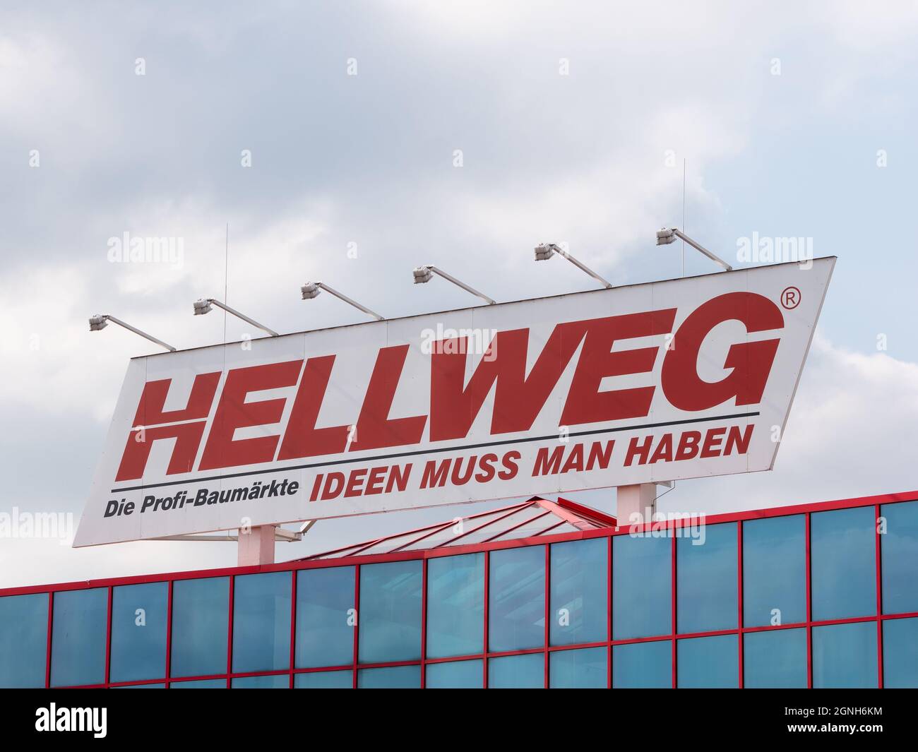 BERLIN, DEUTSCHLAND - 20. SEPTEMBER 2021: Hellweg Logo in Einem Baumarkt in Berlin Stockfoto