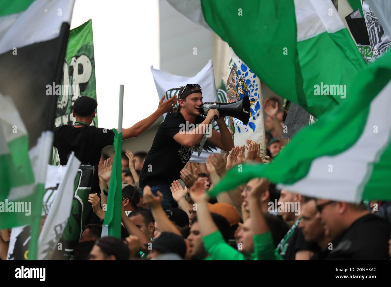 Saint Etienne, Frankreich. September 2021. AS SAINT-ETIENNE - OGC NICE - LIGUE 1 FOOTBALL - J8 . Saint-Etienne, Frankreich am 25. September 2021. In Aktion ASSE Fans (Foto von Pierre Teyssot/ESPA-Images) Kredit: Europäische Sport Fotoagentur/Alamy Live News Stockfoto